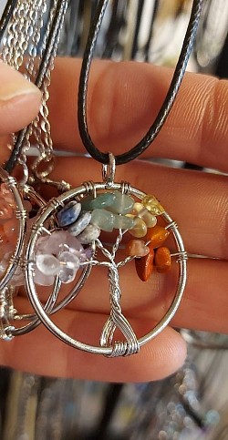 7 chakra levensboom: Deze Tree of Life ketting is gemaakt van 7 soorten chakra natuursteentjes en brengt balans in je lichaam en geest. €10-,