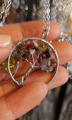 Van alles wat aan edelsteentjes: Deze Tree of Life ketting is gemaakt van 9 soorten edelsteentjes en brengt balans in je lichaam en geest. €10-,