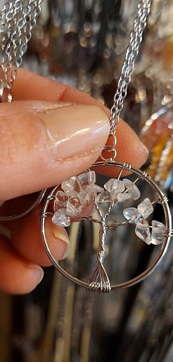 Moonstone wit: Witte maansteen staat voor vrouwelijkheid en heeft een sterke connectie met de maan en de cycli. €10-,