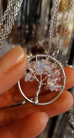 Moonstone wit glans: Witte maansteen staat voor vrouwelijkheid en heeft een sterke connectie met de maan en de cycli. €10-,