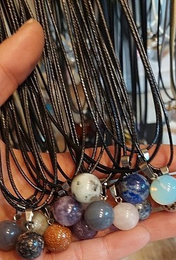 Edelsteen kettingen in ronde vormen: rozenkwarts, agaat, moonstone, zandsteen, amethist, opaal, malachiet, howliet, labradoriet, Dalmatiër Jaspis. €12,50-,