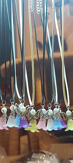 Kerstengeltjes bescherm engeltjes ketting leuk voor de feestdagen of gewoon zomaar. €10-,