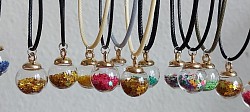 Kerstballen kettingen van glas. Leuk voor de feestdagen €10-,