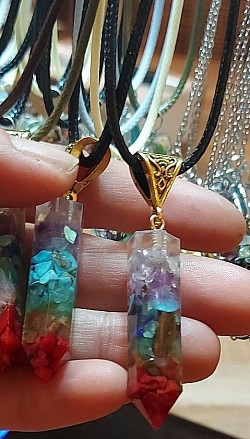 7 chakra ketting pendels: Pendel als meetinstrument voor het meten van fijne energieën. €12,50-,