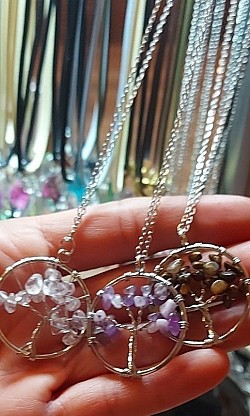 Levensbomen kettingen: Amethist, tijgeroog, kristal. Deze Tree of Life zilveren ketting is gemaakt van edelsteentjes en brengt balans en stabiliteit. €10-,