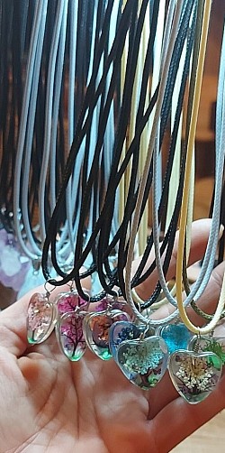Glas kettingen hartvorm boompjes. €10-,