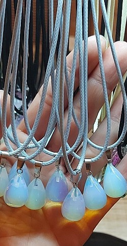 Ketting opaal: Opaal is een beschermende en activerende steen. €12,50-.