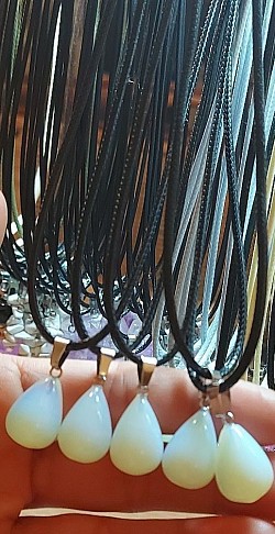 Ketting wit opaal: Opaal Wit werkt zuiverend en beschermend. €12,50-,