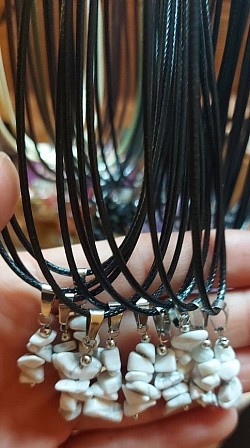 Kettingen wit howliet: Howliet richt zich vooral op het kruin- en voorhoofdchakra en zorgt voor intuïtie en ontwikkeling van het derde oog. €12,50-,