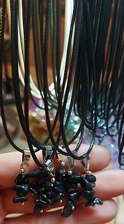 Kettingen Osidiaan: Obsidiaan is een sterk inzichtgevende en reinigende steen en stimuleert persoonlijke ontwikkeling door (zelf)inzicht en het opruimen van bagage uit het verleden. €12,50-,