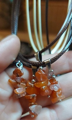 Oranje agaat ketting: Agaat werkt aardend, stabiliserend en beschermend. €12,50-,