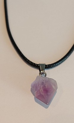 Edelsteen ketting amethist: Amethist werkt beschermend, zuiverend, ontspannend, brengt harmonie en innerlijke rust. €12,50-,