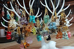 Edelsteen oorhangers goud. €12.50-,