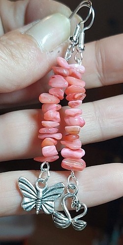 Oorhangers zilver vlinders roze agaat: Roze agaat is een zeer kalmerende en rustgevende edelsteen die angst kan verdrijven en je kracht, energie en moed kan geven. €12,50-,