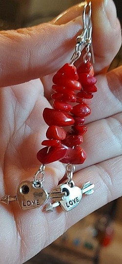 Rood agaat zilveren oorhangers love: Agaat werkt aardend, stabiliserend en beschermend. €12.50-,