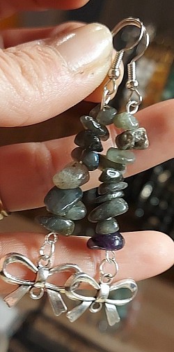 Labradoriet grijs met zilveren strikjes: Labradoriet is een sterk beschermende en spirituele steen. Het beschermt het eigen energieveld. €12.50-,