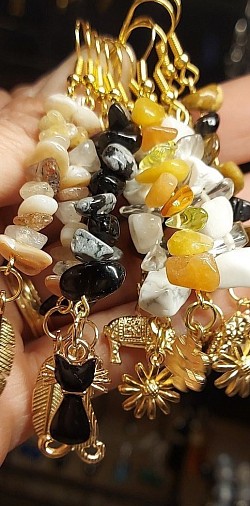 Howliet, citrien, obsidiaan, edelsteen oorhangers in goud tinten. €12,50-,