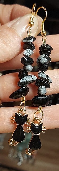 Obsidiaan met dalmatiër jaspis in goud tinten: Obsidiaan is een sterk inzichtgevende en reinigende steen en stimuleert persoonlijke ontwikkeling door (zelf)inzicht en het opruimen van bagage uit het verleden. €12,50-,