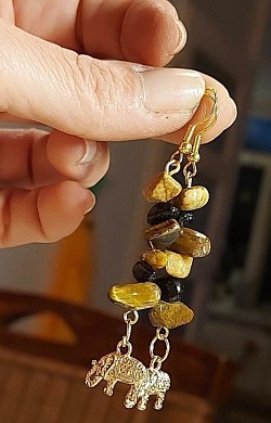 Goude oorhangers Obsidiaan/tijgeroog: Obsidiaan is een sterk inzichtgevende en reinigende steen. €12,50-,