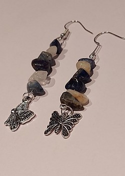 Zilveren oorhangers Lapis lazuli met berkristal: Lapis lazuli is een steen van wijsheid, verlichting en inzicht. €12,50-,