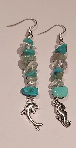 Zilveren oorhangers in terqouise met kristal: bescherming, bewustheid, evenwicht, opwekker, innerlijke rust, levenslust, intuïtie, ontgiftend, pijnstillend. €12,50-,