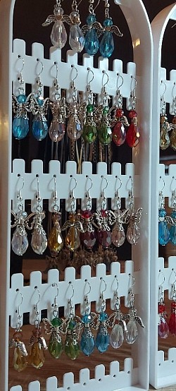 Zilveren oorhangers: Bescherm engeltjes strass. €7,50-,