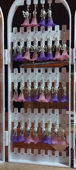 Bescherm engeltjes oorhangers in het zilver. €7,50-,
