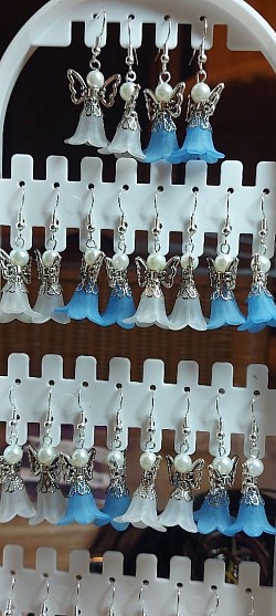 Bescherm engeltjes oorhangers in het zilver. €7,50-,