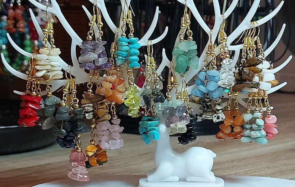 Verschillende edelsteen oorhangers in goud tinten. €12.50-,