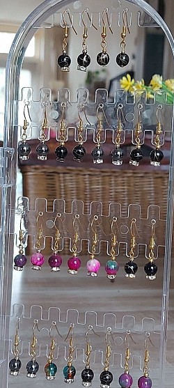 Edelsteen oorhangers in goud tinten howliet. €10-,