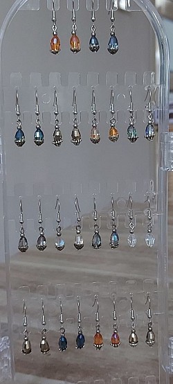 Zilveren oorhangers strass. €7,50-,