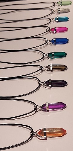 Kettingen edelsteen pendels. €10-,