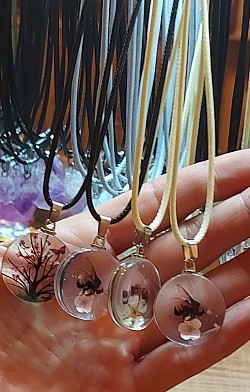 Glas kettingen bijtjes. €10-,