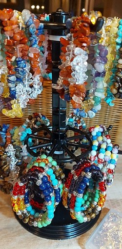 Prachtige 7 chakra edelsteen armbanden. €10-,
