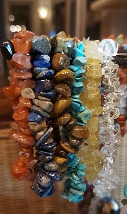 Edelsteen armbanden. €10-,