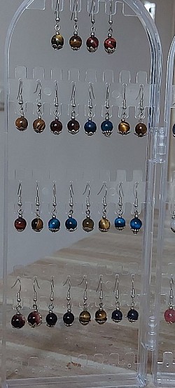 Zilveren edelsteen oorhangers. €10-,