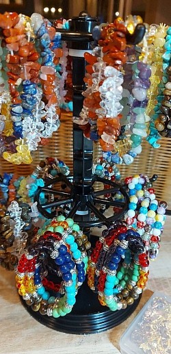 Edelsteen 7 chakra armbanden. €10-,