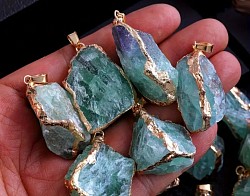 Ketting van groene Fluoriet. Ze werkt kalmerend en harmoniserend en is een echte rustgever. €15-,