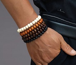 Houten armbanden. 8mm €10-,