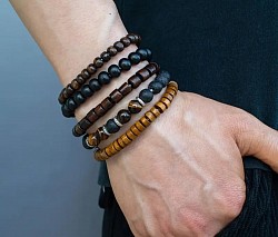 Houten armbanden. 8mm. €10-,