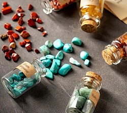 Edelstenen in gelukspotjes. €12,50-,