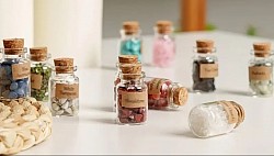 Edelstenen in gelukspotjes. €12,50-,