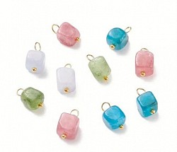 Edelsteen kettingen. Ketting is van leerachtig materiaal gemaakt. €10-,