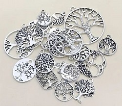 Zilveren levensboom met zilveren ketting. €12,50-,